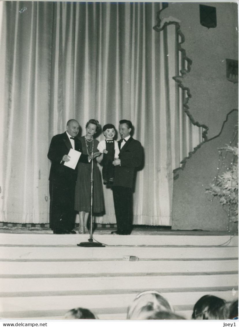 Photo De Jean Nohain, Gabrielle Sainderichin Et Du Ventriloque Jacques Courtois, Noel Hotel De Ville De Paris En 1957 - Beroemde Personen