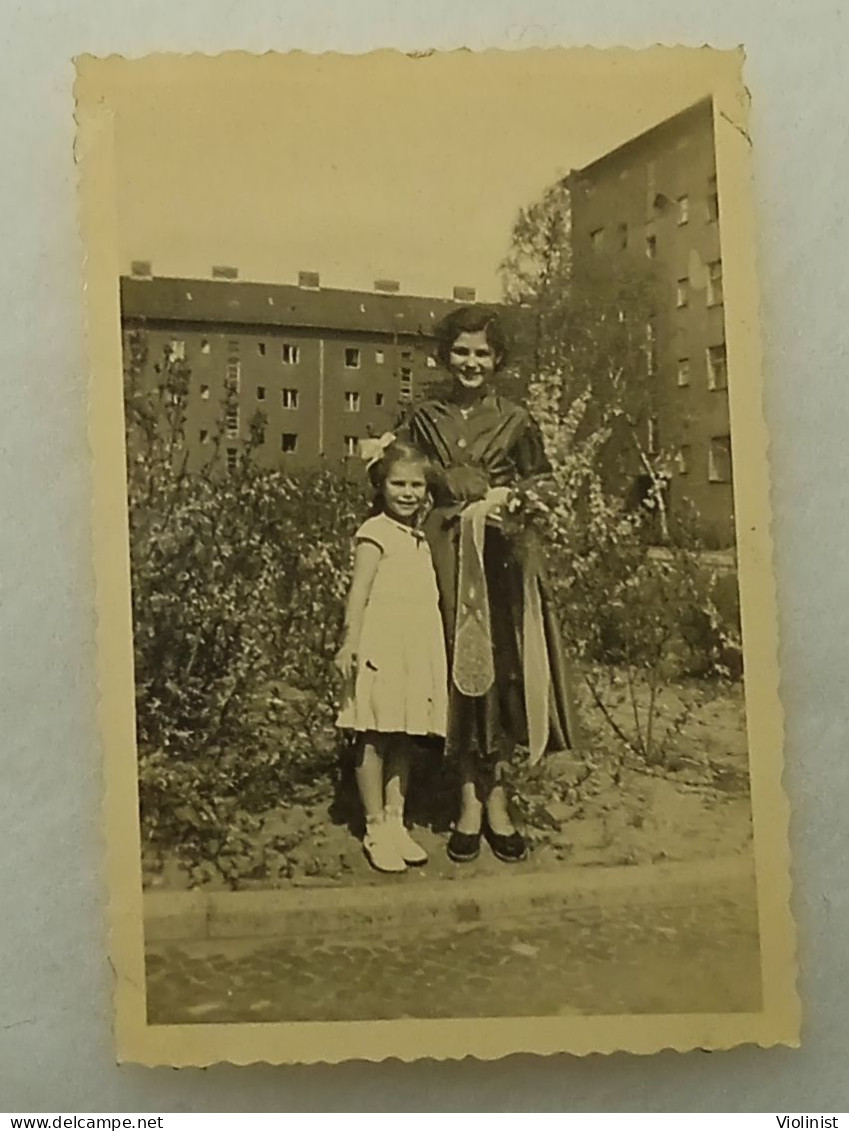 Germany-Little And Young Girl Standing In A Small Park Near The Buildings-photo Fischer,Berlin - Lieux