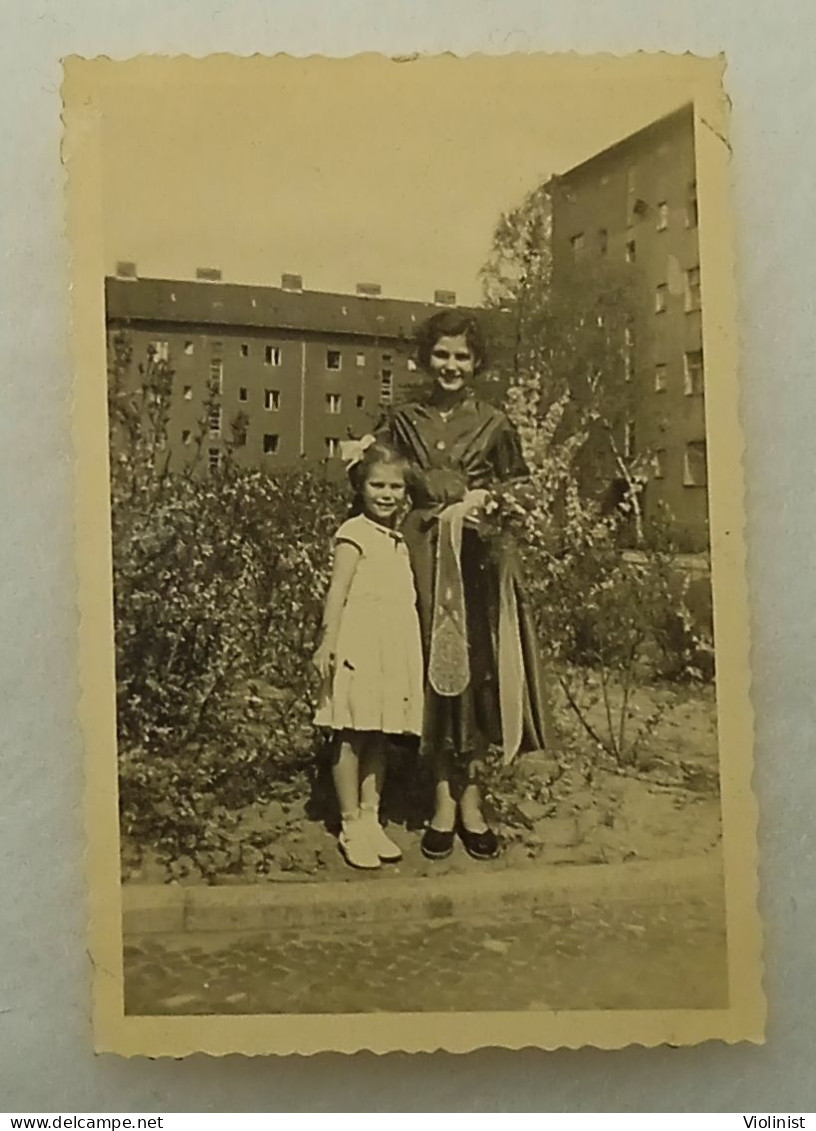 Germany-Little And Young Girl Standing In A Small Park Near The Buildings-photo Fischer,Berlin - Lieux