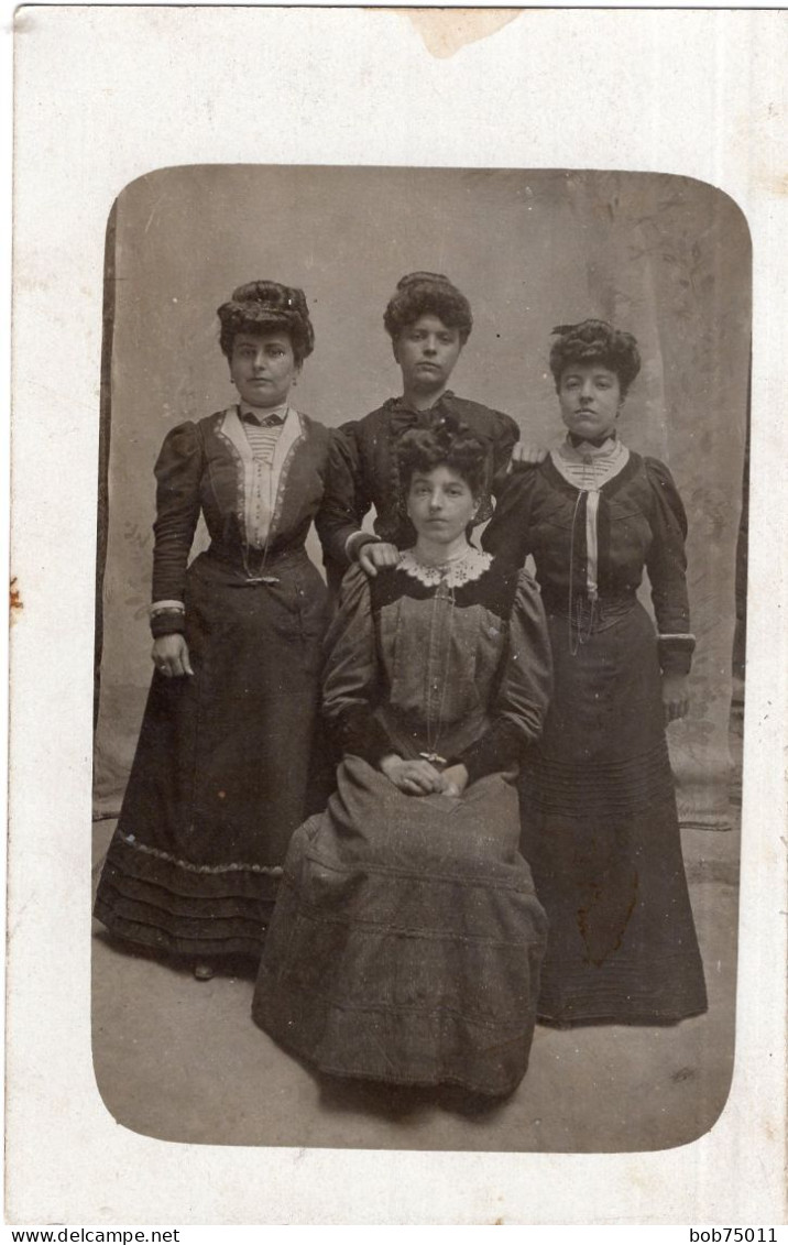 Carte Photo De Quatre Jeune Femmes élégante Posant Dans Un Studio Photo Vers 1905 - Personnes Anonymes