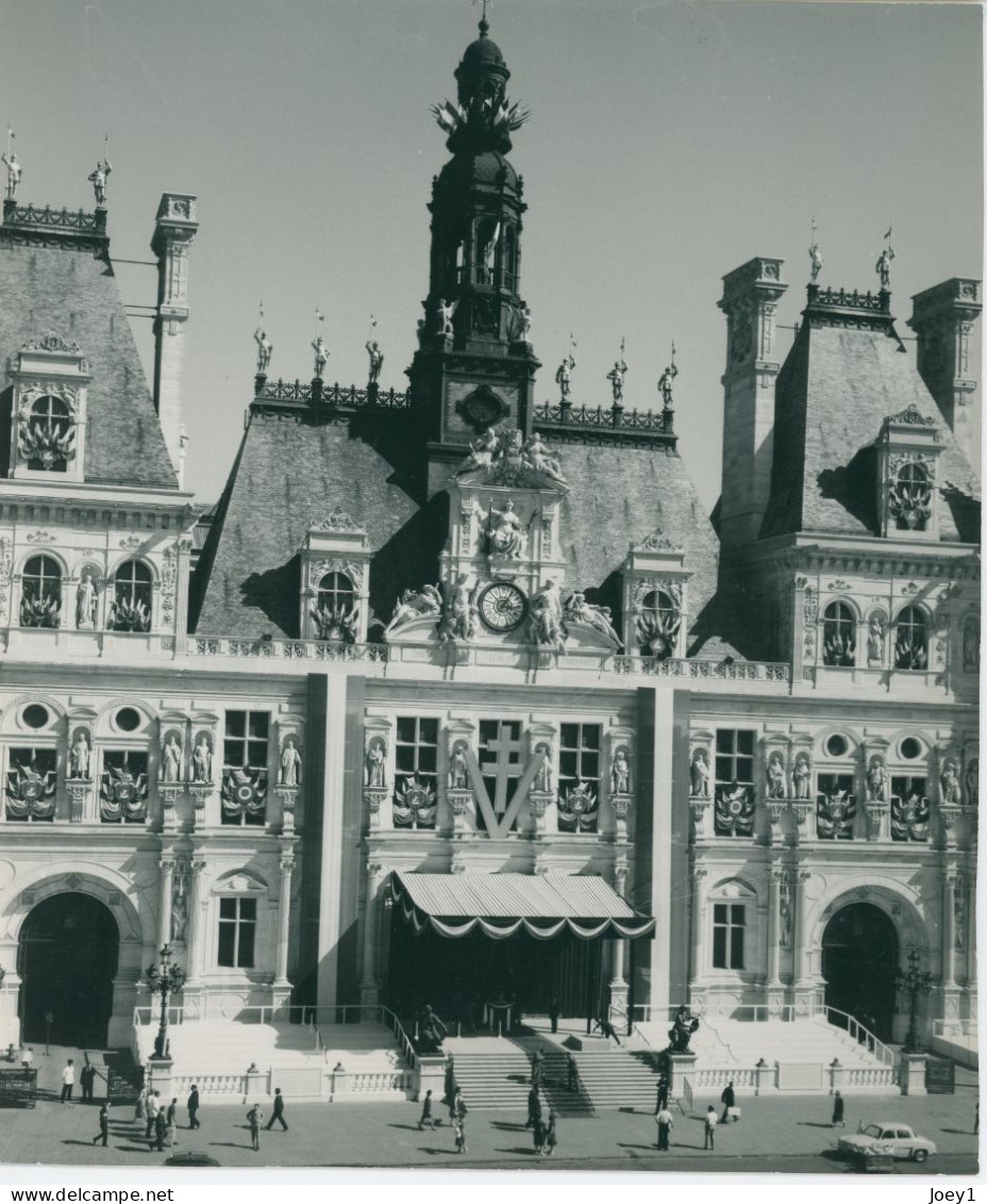 Photo Hotel De Ville De Paris En 1964 Le 25 Aout, Préparatif Pour La Réception Du Président De Gaulle, Format 19/23 - Places