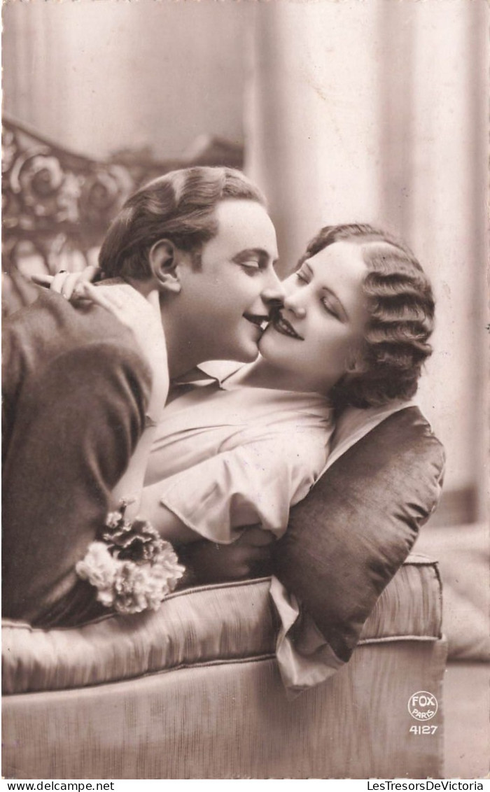 FANTAISIE - Couple S'embrassant Sur Le Canapé - Carte Postale Ancienne - Women