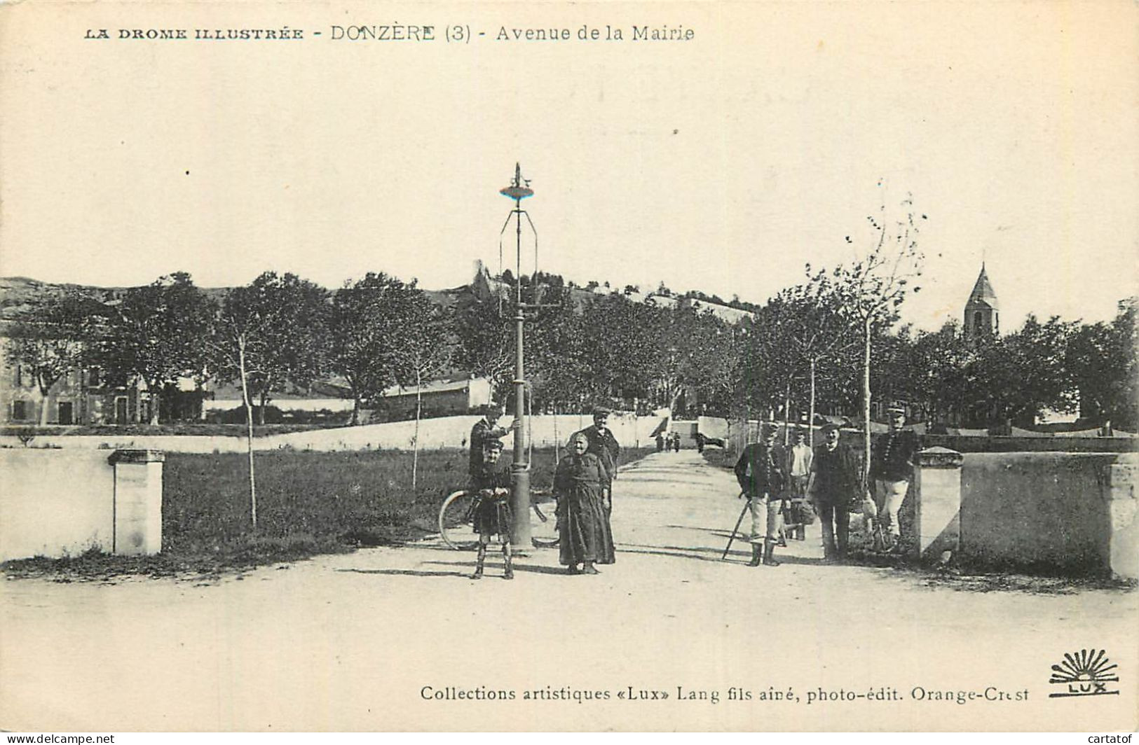 DONZERE . Avenue De La Mairie . CPA Animée - Donzere