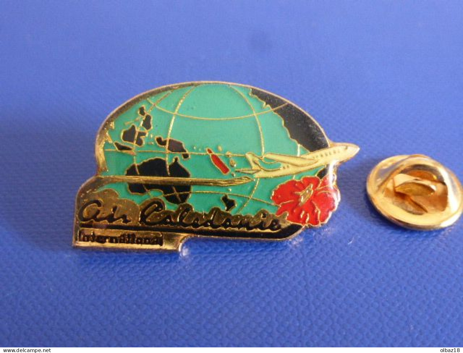 Pin's Air Calédonie International - Mappemonde Fleur D'hibiscus - Avion Compagnie Aérienne Airlines (G2) - Airplanes