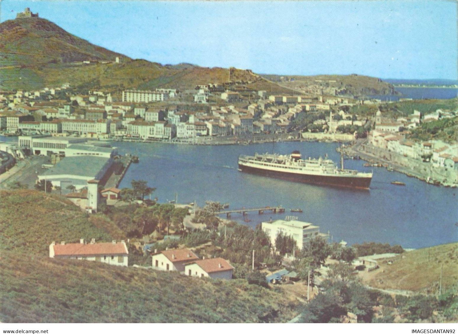 66 PORT VENDRES AA#DC908 LE PORT SES QUAIS UN PAQUEBOT AU FOND ARGELES - Port Vendres