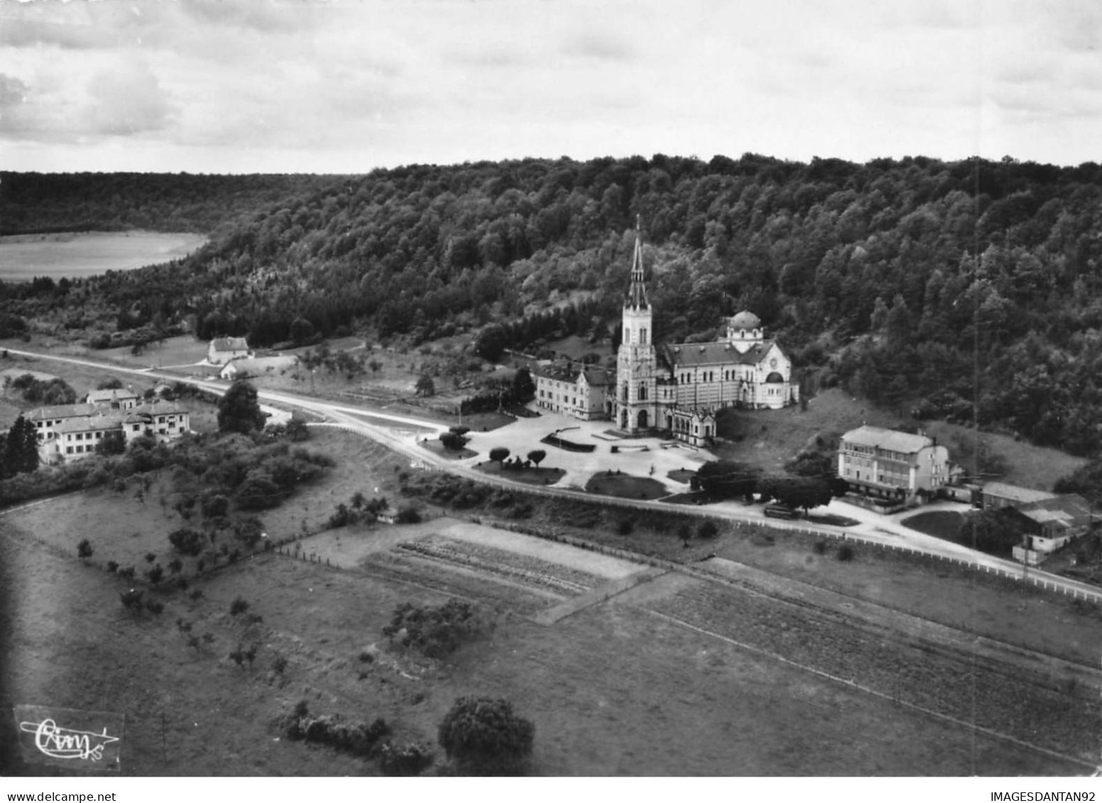 88 DOMREMY LA PUCELLE AD#MK604 BASILIQUE NATIONALE DE SAINTE JEANNE D ARC VUE AERIENNE - Domremy La Pucelle