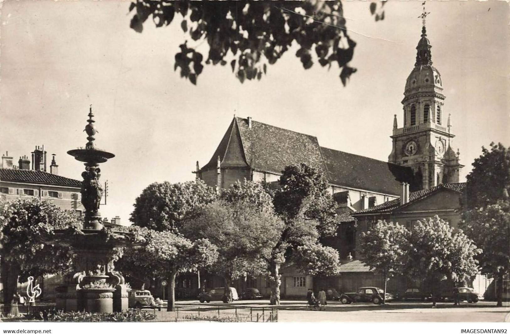 01 BOURG AD#MK620 LA PLACE BERNARD ET L EGLISE NOTRE DAME - Otros & Sin Clasificación