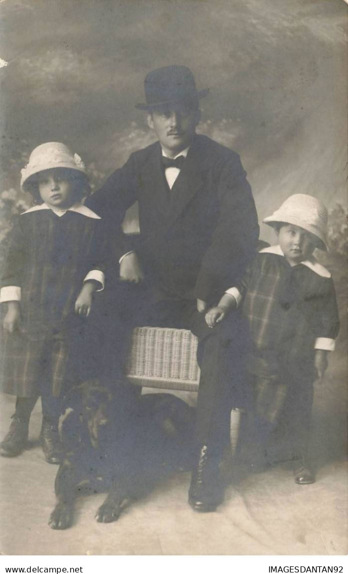 CHIENS AD#MK155 UN HOMME ET DEUX ENFANTS AVEC UN CHIEN NOIR CARTE PHOTO - Chiens