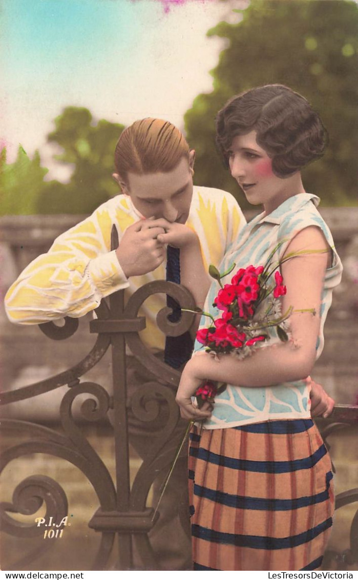 FANTAISIE - Couple - Homme Embrassant La Main De Sa Femme - Portail - Bouquet - Colorisé - Carte Postale Ancienne - Sonstige & Ohne Zuordnung