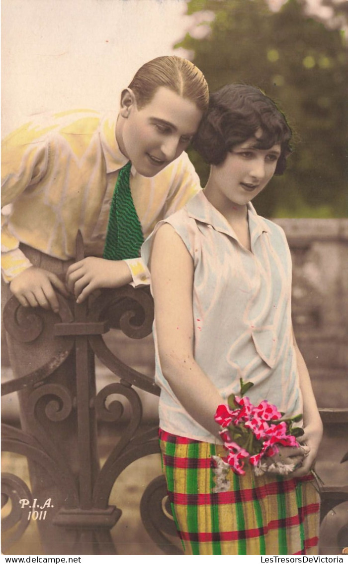 FANTAISIE - Couple - Homme Parlant à Une Femme - Portail - Bouquet - Colorisé - Carte Postale Ancienne - Sonstige & Ohne Zuordnung