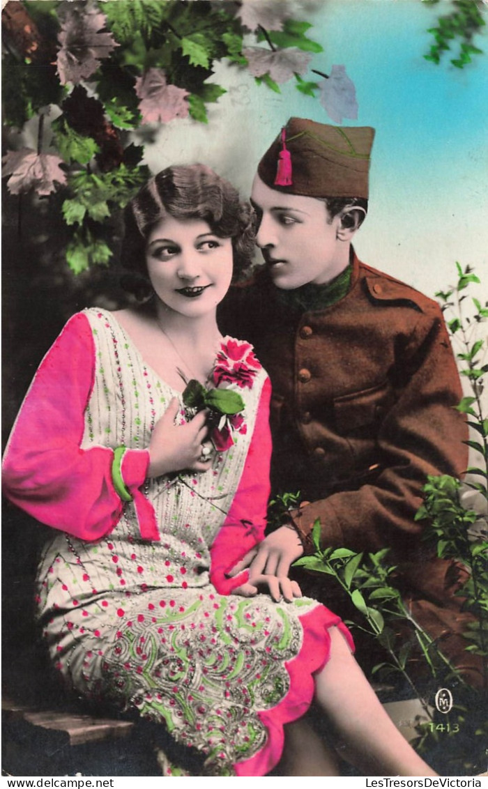 FANTAISIE - Couple - Soldat Avec Sa Compagne - Bouquet De Fleurs - Colorisé - Carte Postale Ancienne - Other & Unclassified