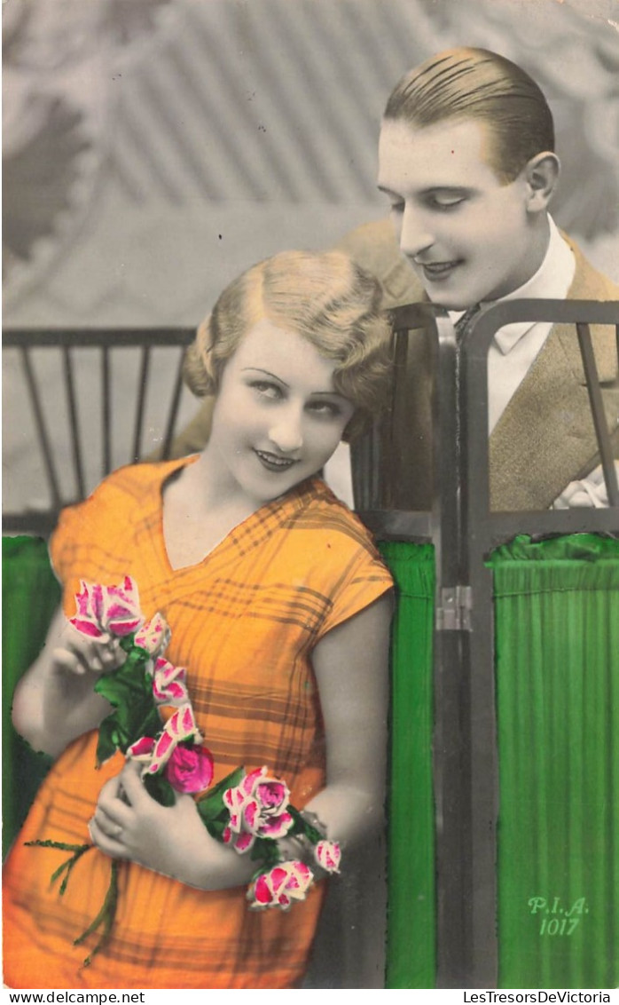 FANTAISIE - Couple - Homme Parlant à Une Femme - Portail - Bouquet De Fleurs - Carte Postale Ancienne - Other & Unclassified