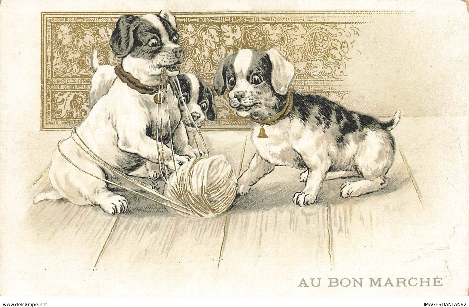 CHIENS AI#DC914 MAGASIN AU BON MARCHE MAISON BOUCICAUT TROIS CHIENS JOUENT AVEC UNE PELOTE DE LAINE - Chiens