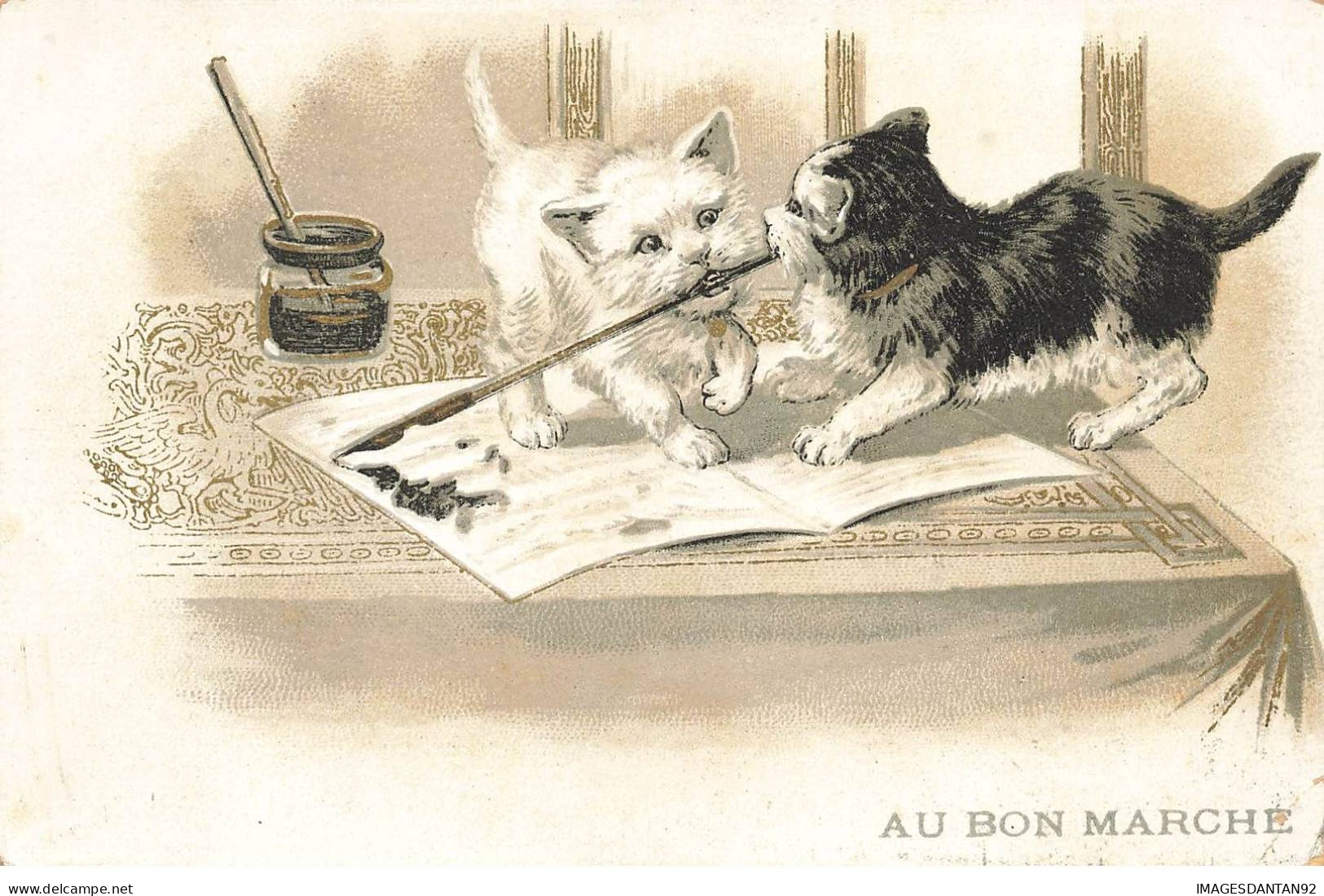 CHATS AI#DC941 DEUX CHATS JOUENT AVEC UN PORTE PLUME A COTE DE SON ENCRIER PUB AU BON MARCHE PARIS - Chats