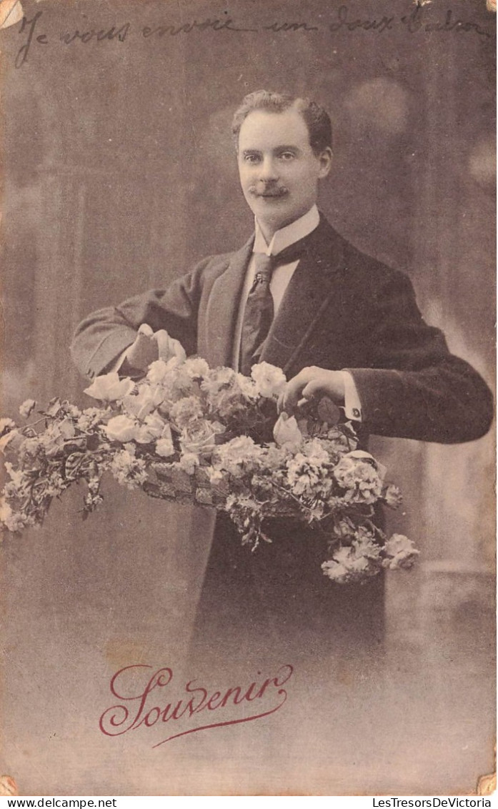 FANTAISIES - Hommes - Homme Tenant Des Fleurs - Souvenir - Je Vous Envoie Un Doux Baiser - Carte Postale Ancienne - Men