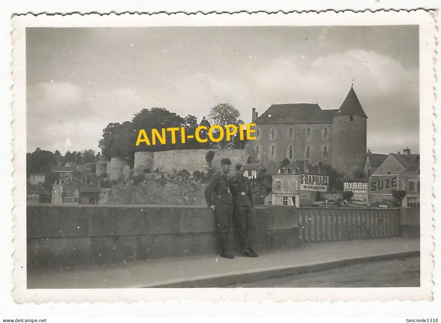 WW2 PHOTO ORIGINALE Soldats Allemands à MAYENNE Château 53 Près Laval 1943 - 1939-45