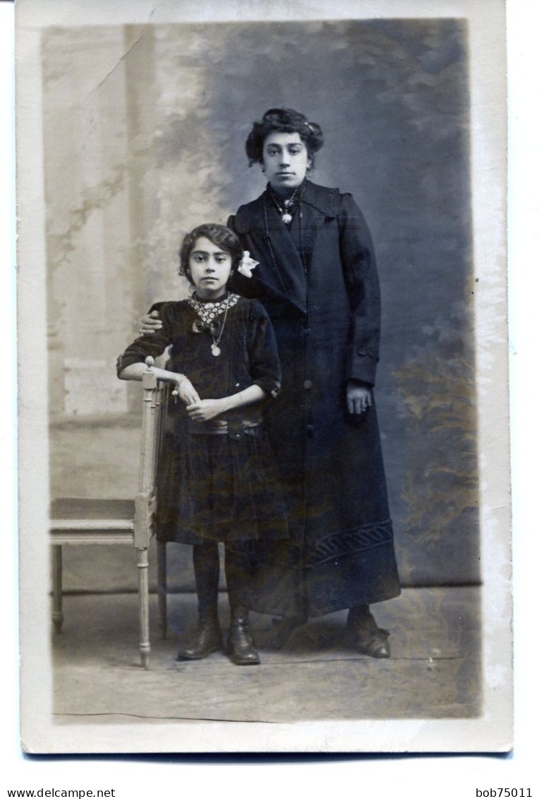 Carte Photo D'une Femme élégante Avec Sa Jeune Fille élégante Dans Un Studio Photo Vers 1915 - Personnes Anonymes