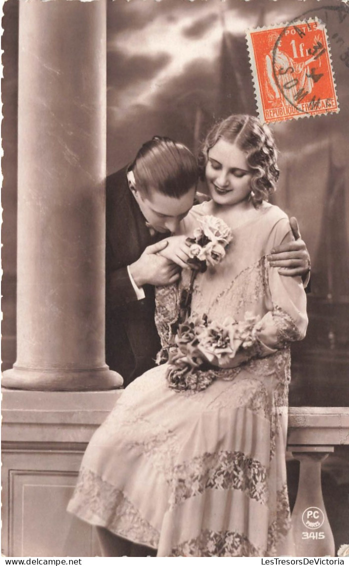FANTAISIE - Couple - Enlaçant Les épaules D'une Femme - Bouquet De Fleurs - Carte Postale Ancienne - Other & Unclassified