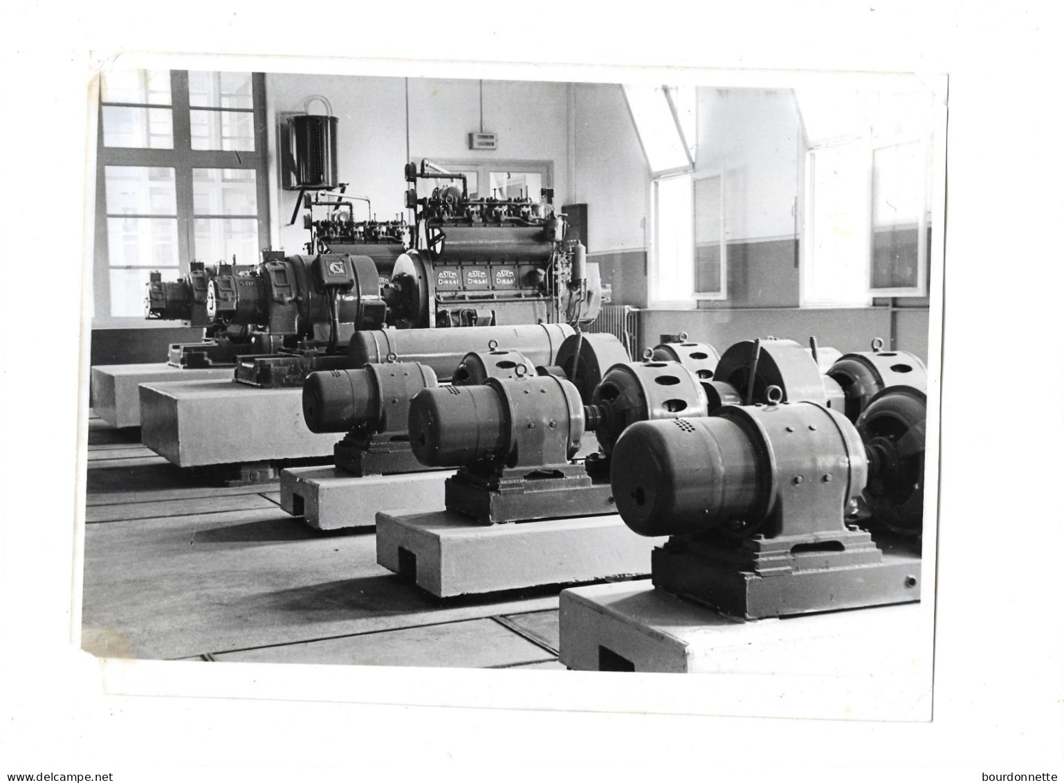 Photo Originale    Photographie Ancienne BESANCON Salle Des Machines    -18 X 24 Cm - Autres & Non Classés