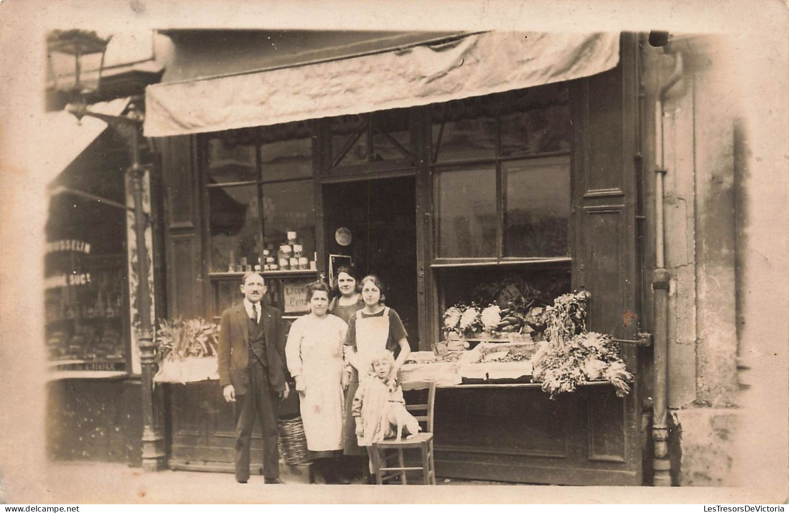 Photographie - CARTE PHOTO - Famille - Commerce  - Commerçant Devant Leur Magasin - Carte Postale Ancienne - Fotografía