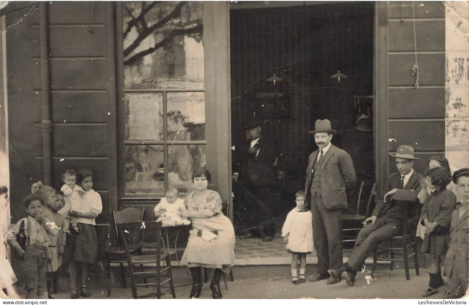 CARTE PHOTO - Réunion De Famille - Enfants Dehors - Chaises Vides - Hommes En Costume - Animé - Carte Postale Ancienne - Photographie