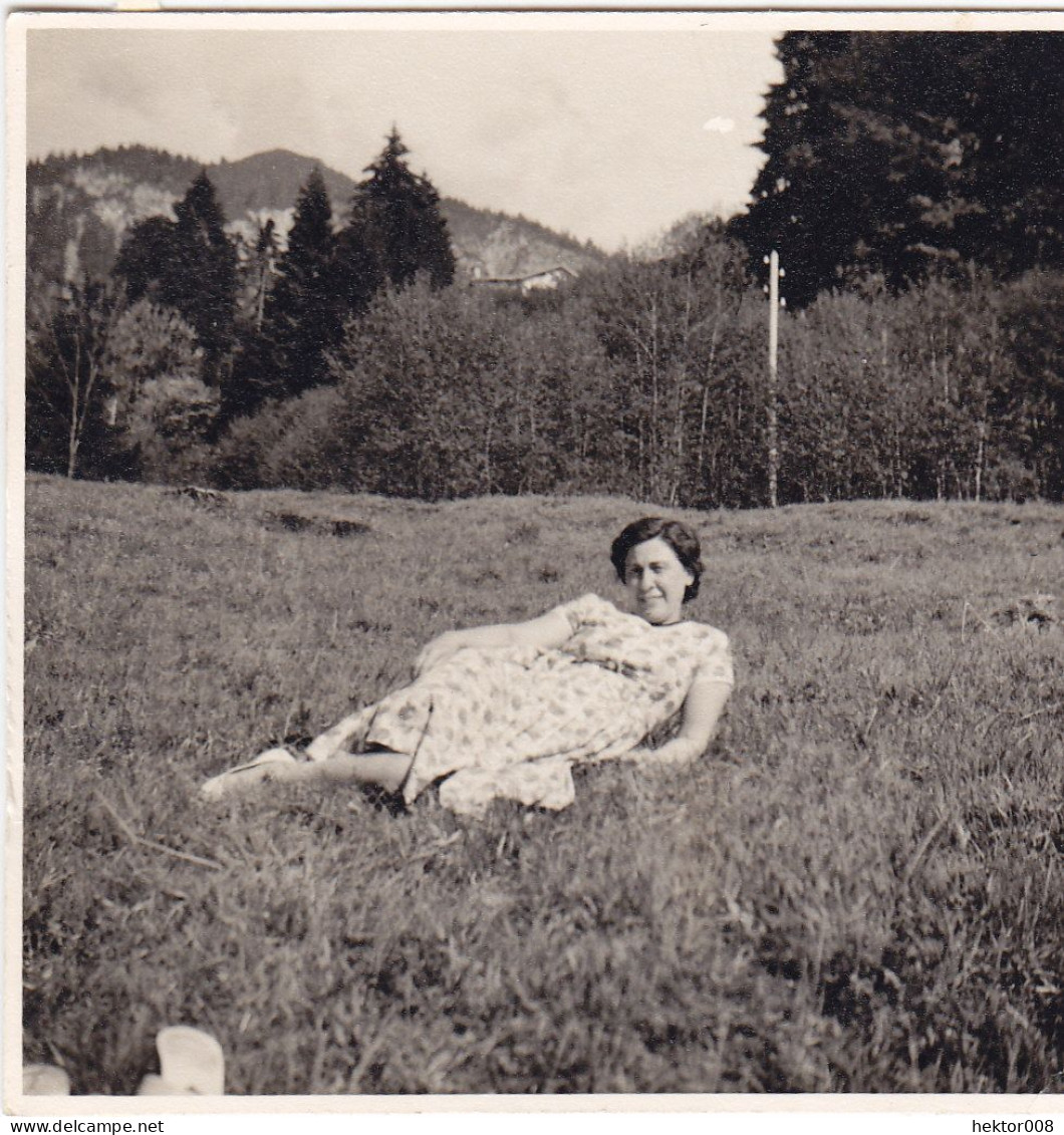 Altes Foto Vintage. Dame Auf Sommer Wiese...(  B9  ) - Personnes Anonymes