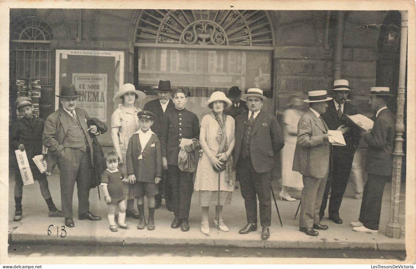 CARTE PHOTO - Groupe De Personnes élégantes - Devant La Porte - Carte Postale Ancienne - Photographs