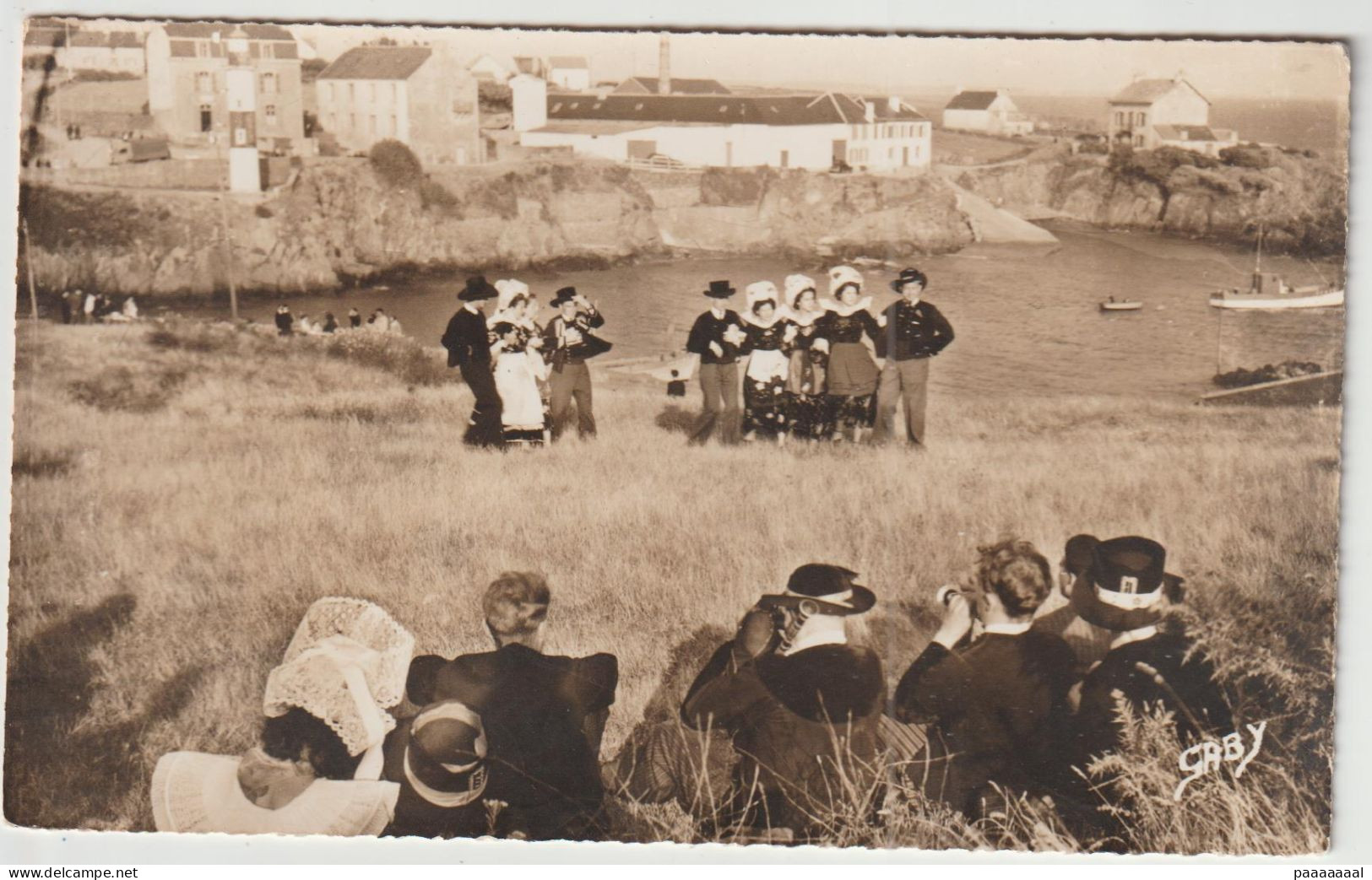 CLOHARS CARNOET DOELAN DOUELAN  LE PHARE ET LE PORT JEUNES GENS EN COSTUMES DU PAYS - Clohars-Carnoët