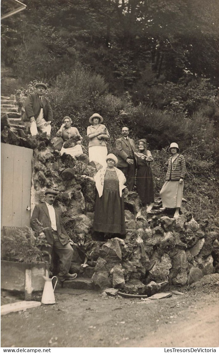 CARTE PHOTO - Groupe De Personnes - À Mont Dore - Carte Postale Ancienne - Photographie