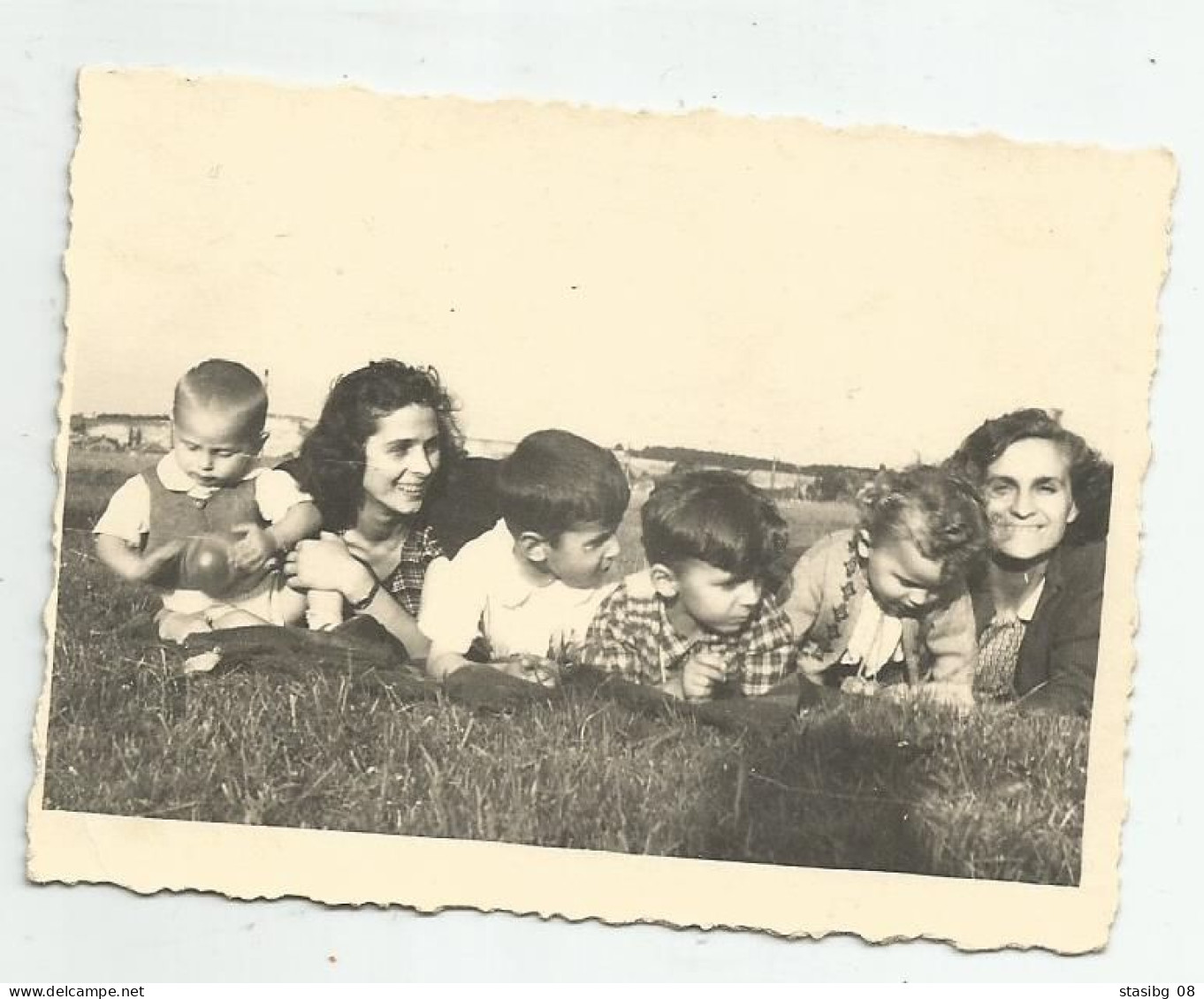 Women,Boys And Girls For Foto ,on The Lawn  Ew601-33 - Anonyme Personen