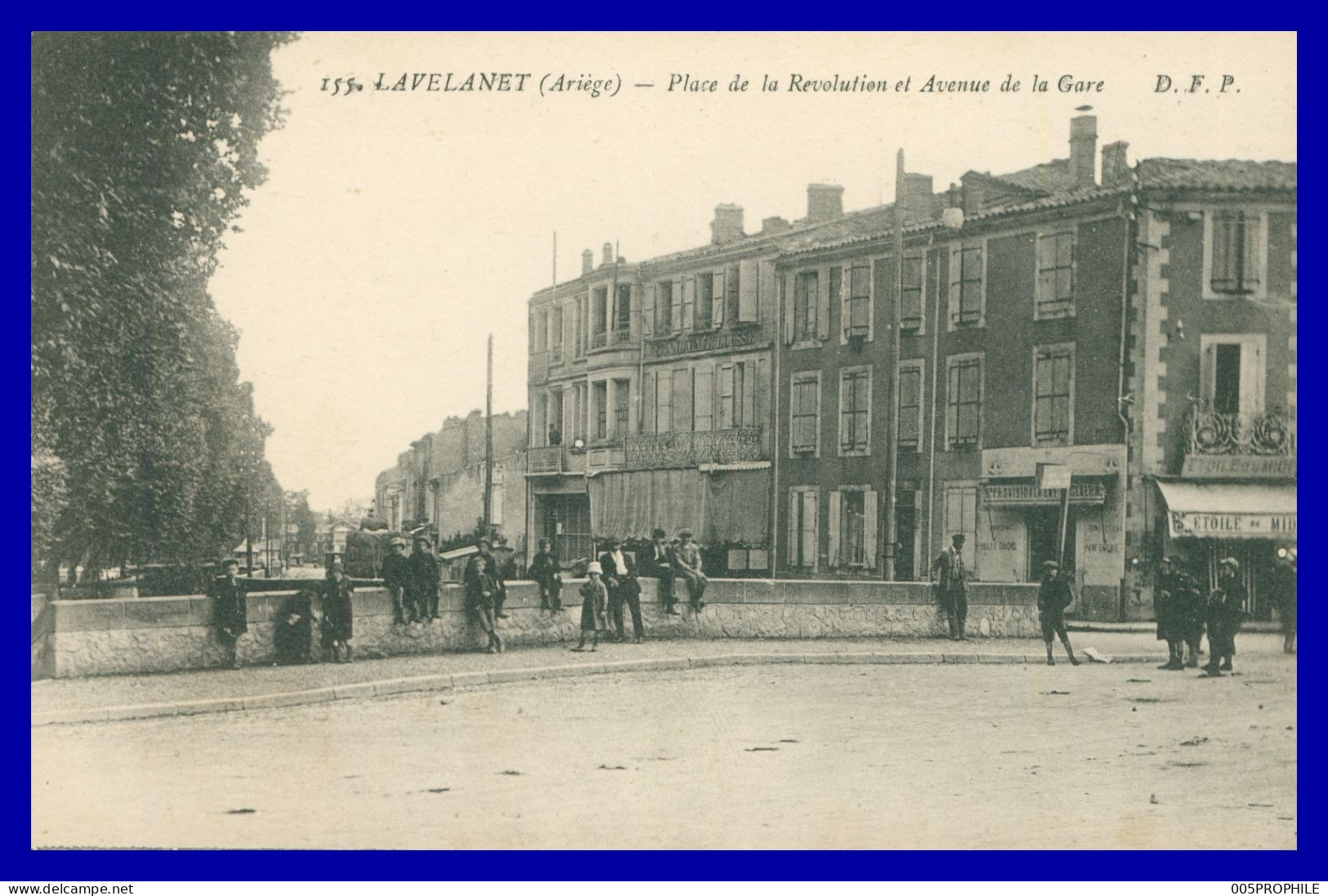 * LAVELANET * Place De La Révolution Et Avenue De La Gare - Animée - 155 - Edit. D.F.P. - Lavelanet