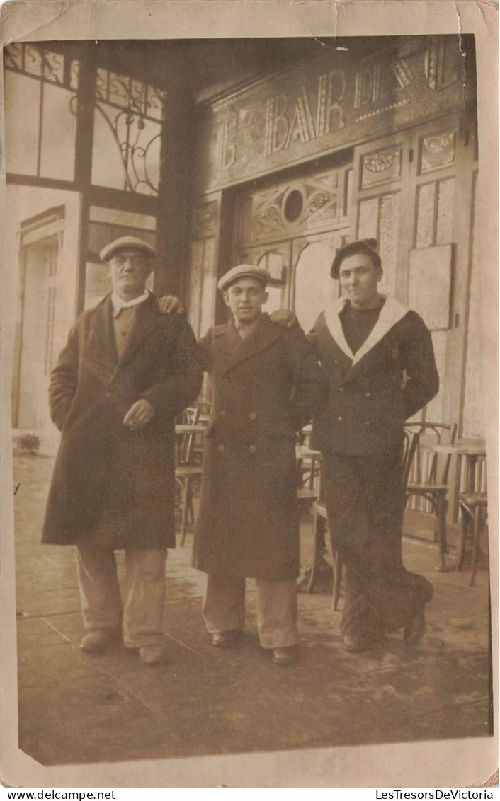 CARTE PHOTO - Des Hommes à Bérets - Devant Un Bar - Animé - Carte Postale Ancienne - Fotografie