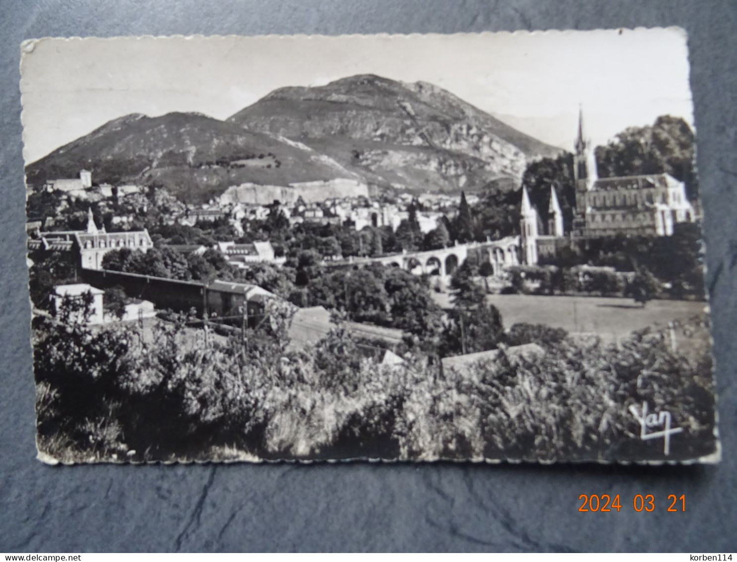 LA BASILIQUE  ET LE CALAIRE - Lourdes