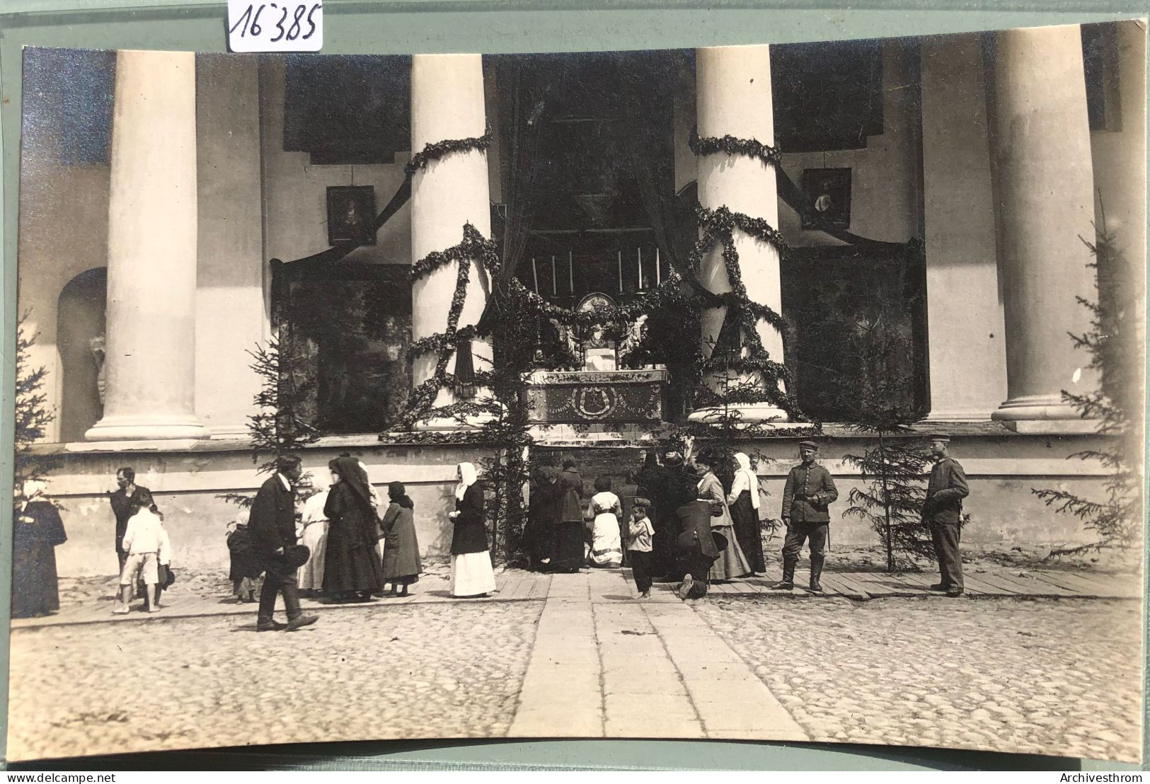 Wilno - Vilnius : 1917 - Devant La Cathédrale, Une Chapelle Extérieue Décorée, Personnes Agenouillées (16'385) - Lituanie