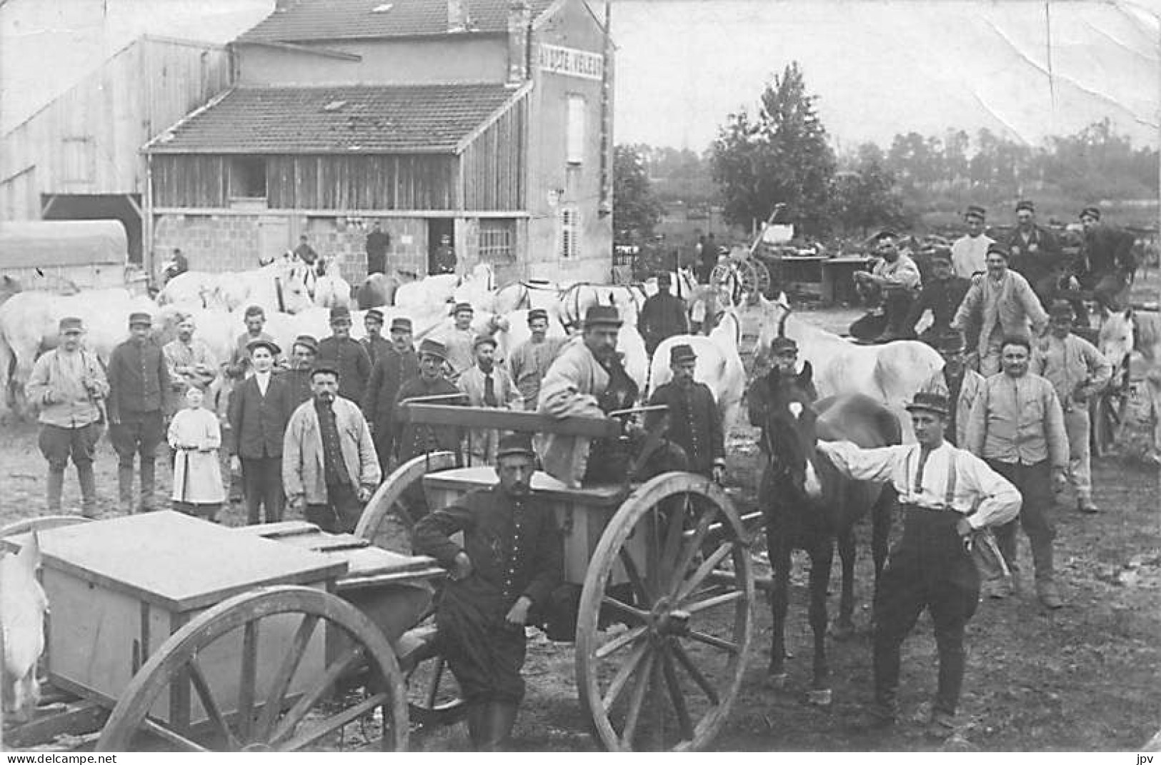 AY SUR MOSELLE. Troupes En Attente. Publicité Sur Le Bârtiment De ALOTTE à VELEUR. Lieu à Définir. - Andere & Zonder Classificatie