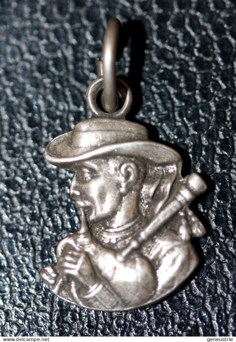 Joli Petit Pendentif Breton Ancien "Joueur De Cornemuse - Sonneur Breton" Bretagne - Médaille - Celtic Medal - Anhänger