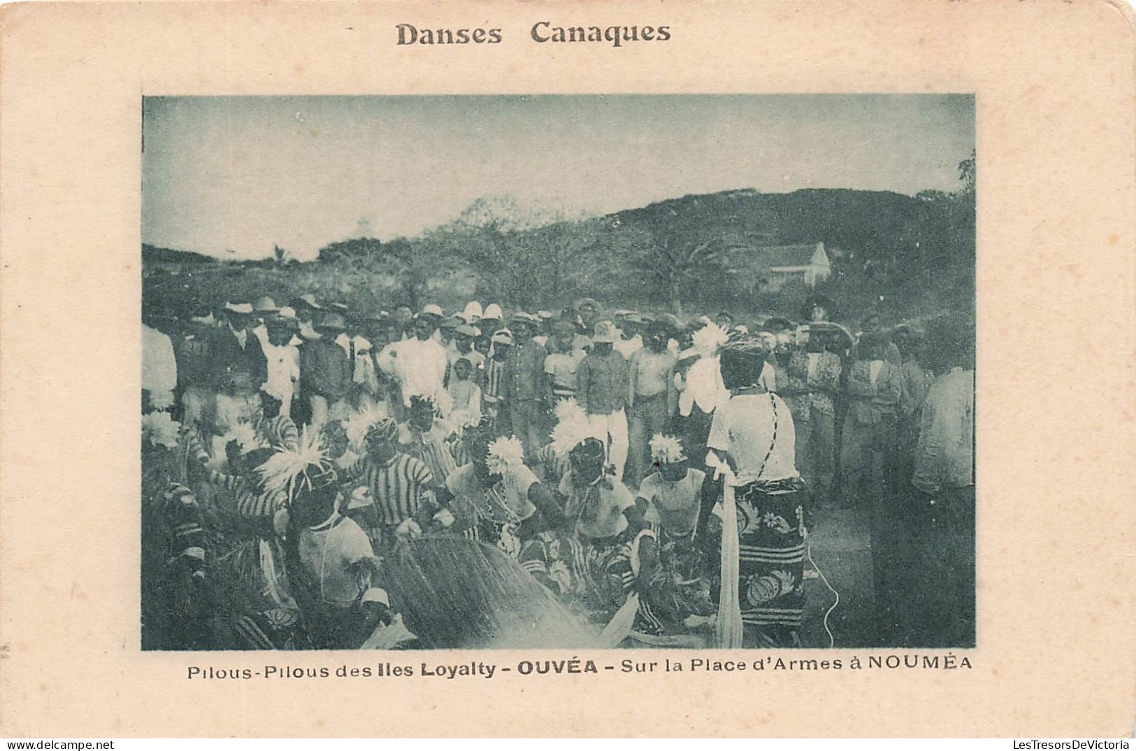 NOUVELLE CALÉDONIE - Ouvéa - Place D'armes à Nouméa - Pilous-Pilous Des îles Loyalty - Carte Postale Ancienne - Nueva Caledonia