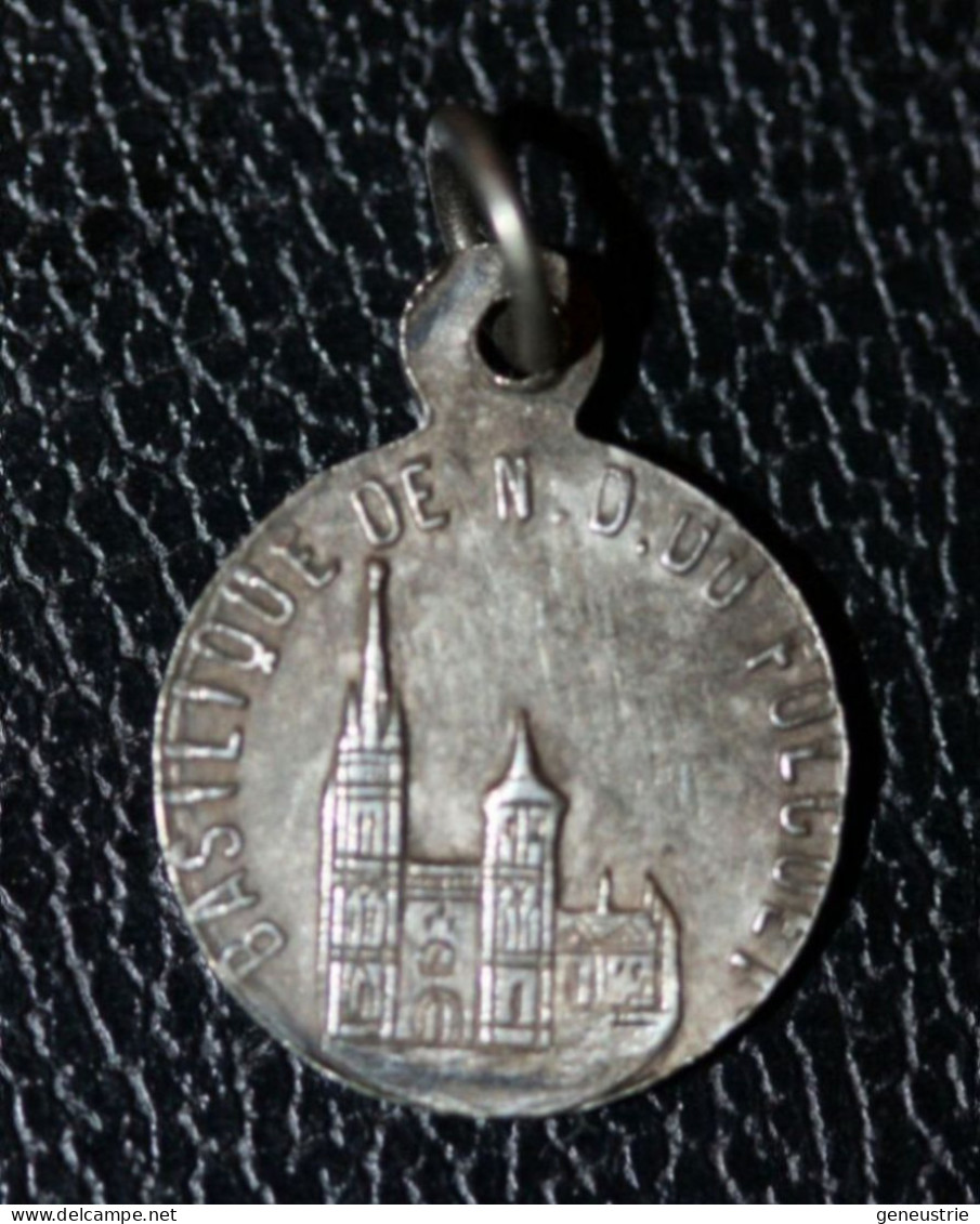 Pendentif Médaille Religieuse Bretonne Argenté Début XXe "Notre-Dame De Folgoët / Finistère" Bretagne - Godsdienst & Esoterisme