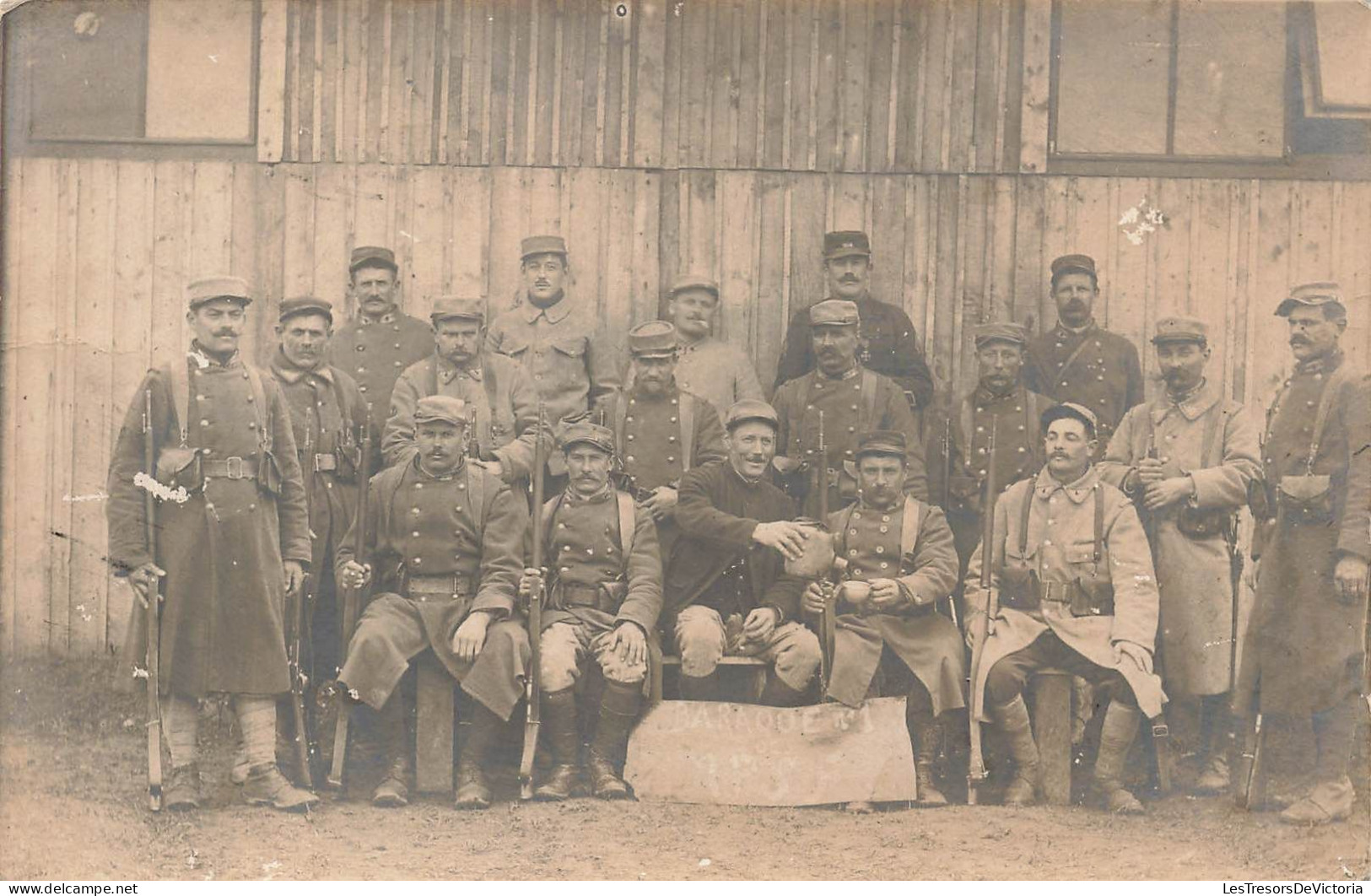 CARTE PHOTO - Groupe De Soldat - Photo D'équipe - Armes Et Uniformes - Carte Postale Ancienne - Fotografía