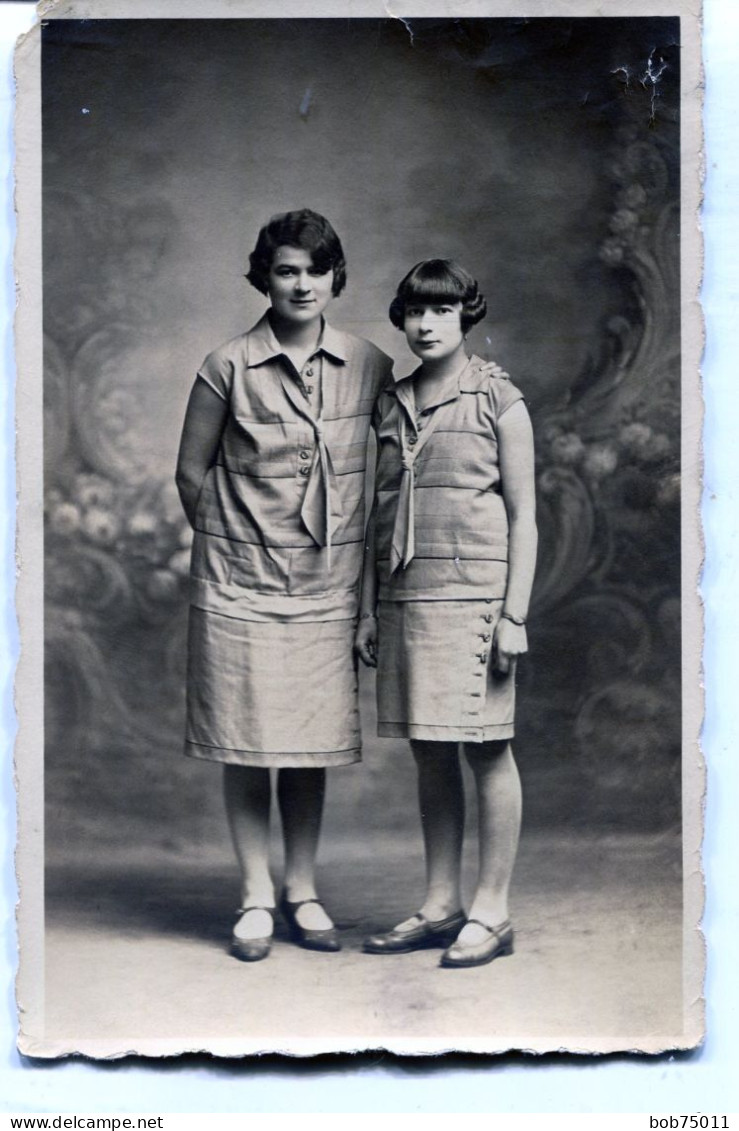 Carte Photo D'une Femme élégante Avec Sa Jeune Fille élégante Posant Dans Un Studio Photo Vers 1930 - Anonieme Personen