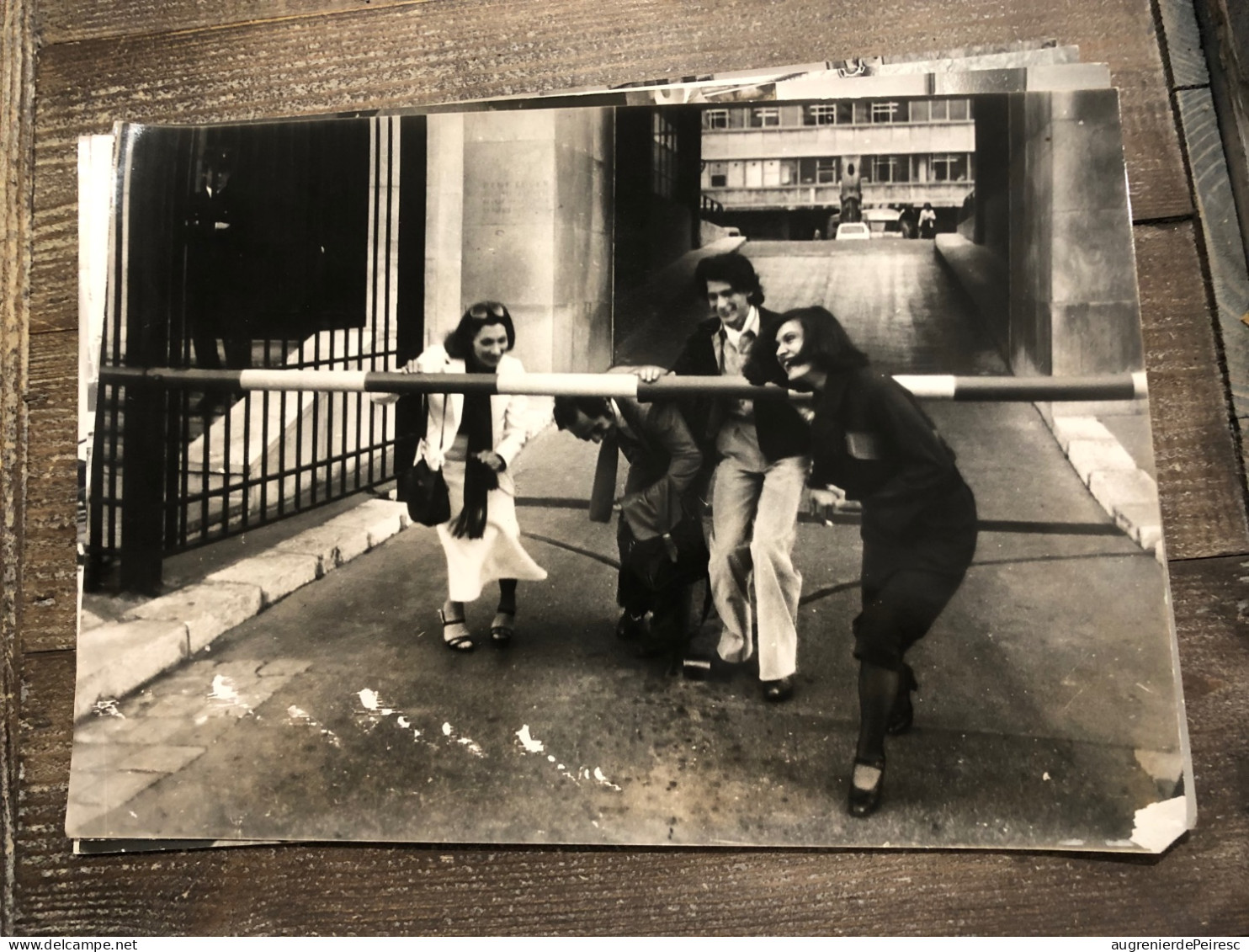 Lot De 5 Photos De Pierre Domenech : œuvres De Picasso Dans Les Locaux De La Police à Marseille 1976 - Beroemde Personen