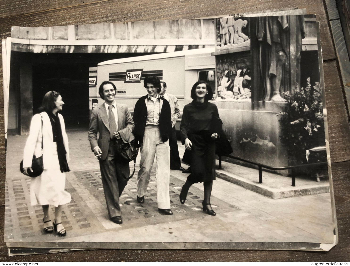 Lot De 5 Photos De Pierre Domenech : œuvres De Picasso Dans Les Locaux De La Police à Marseille 1976 - Beroemde Personen