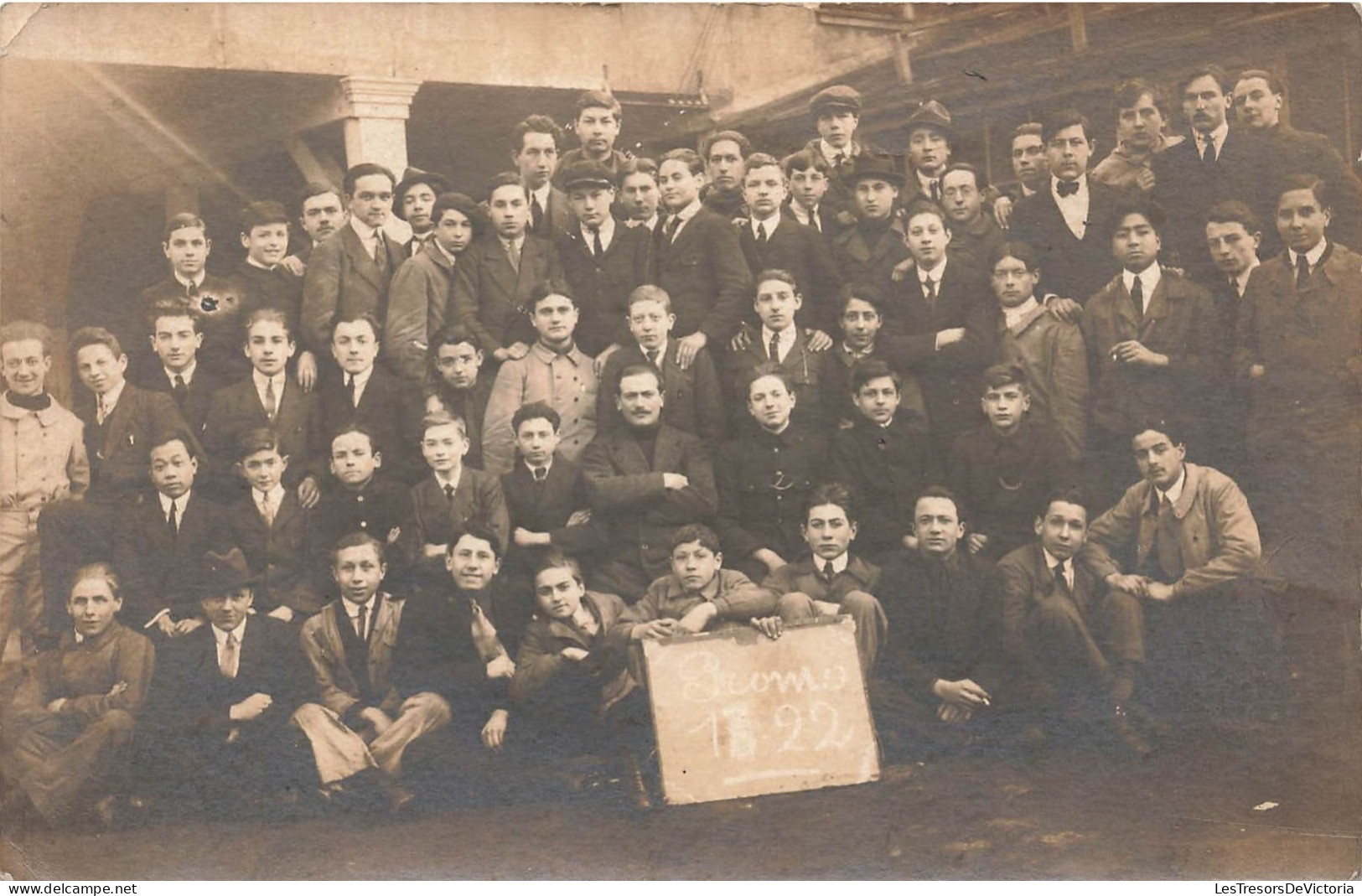 CARTE PHOTO - Promotion 1922 - Photo De Classe - Jeunes Hommes En Costumes - Animé - Carte Postale Ancienne - Photographie