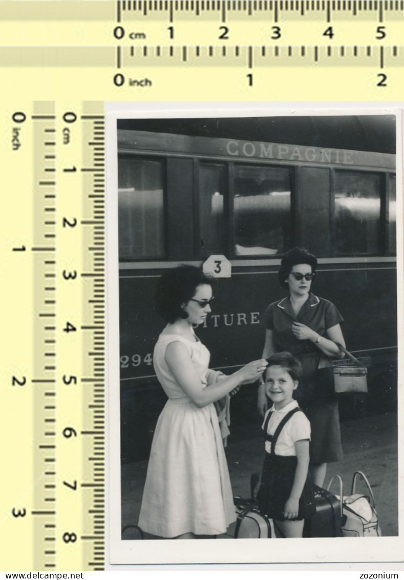 Train Station Women And Kid Beograd Serbia - Vintage Photo Original - Treinen