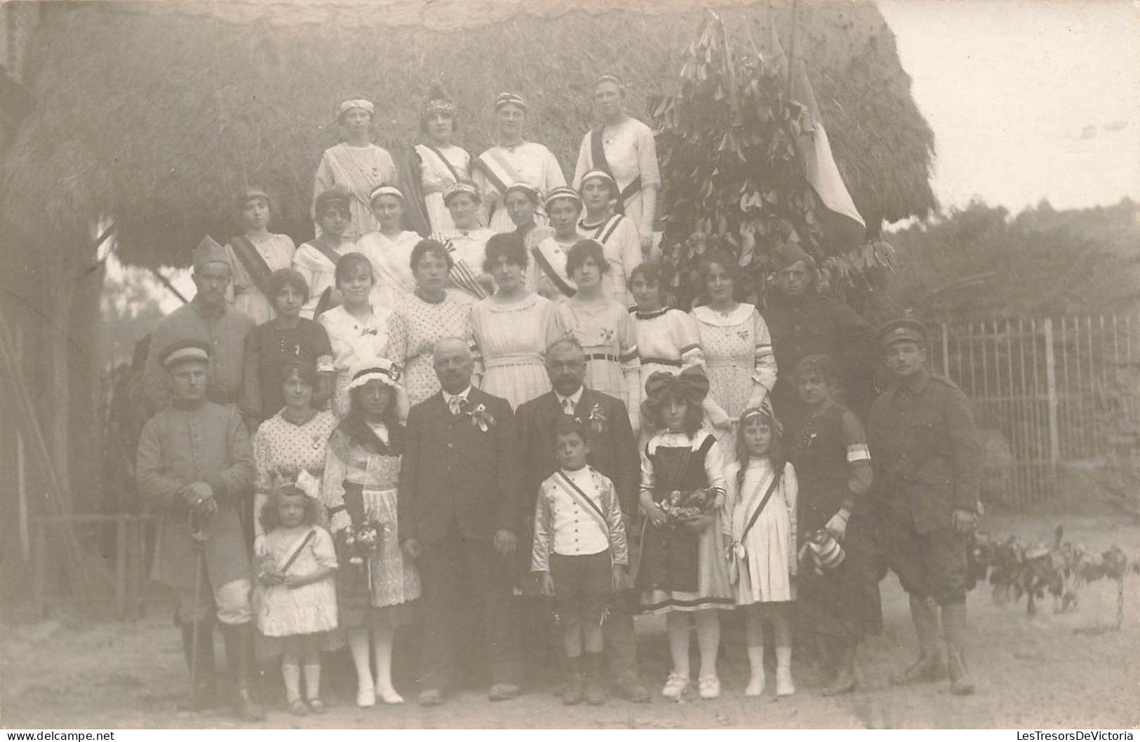 CARTE PHOTO - Photo De Famille - écharpes Tricolores - Médailles - Carte Postale Ancienne - Photographs