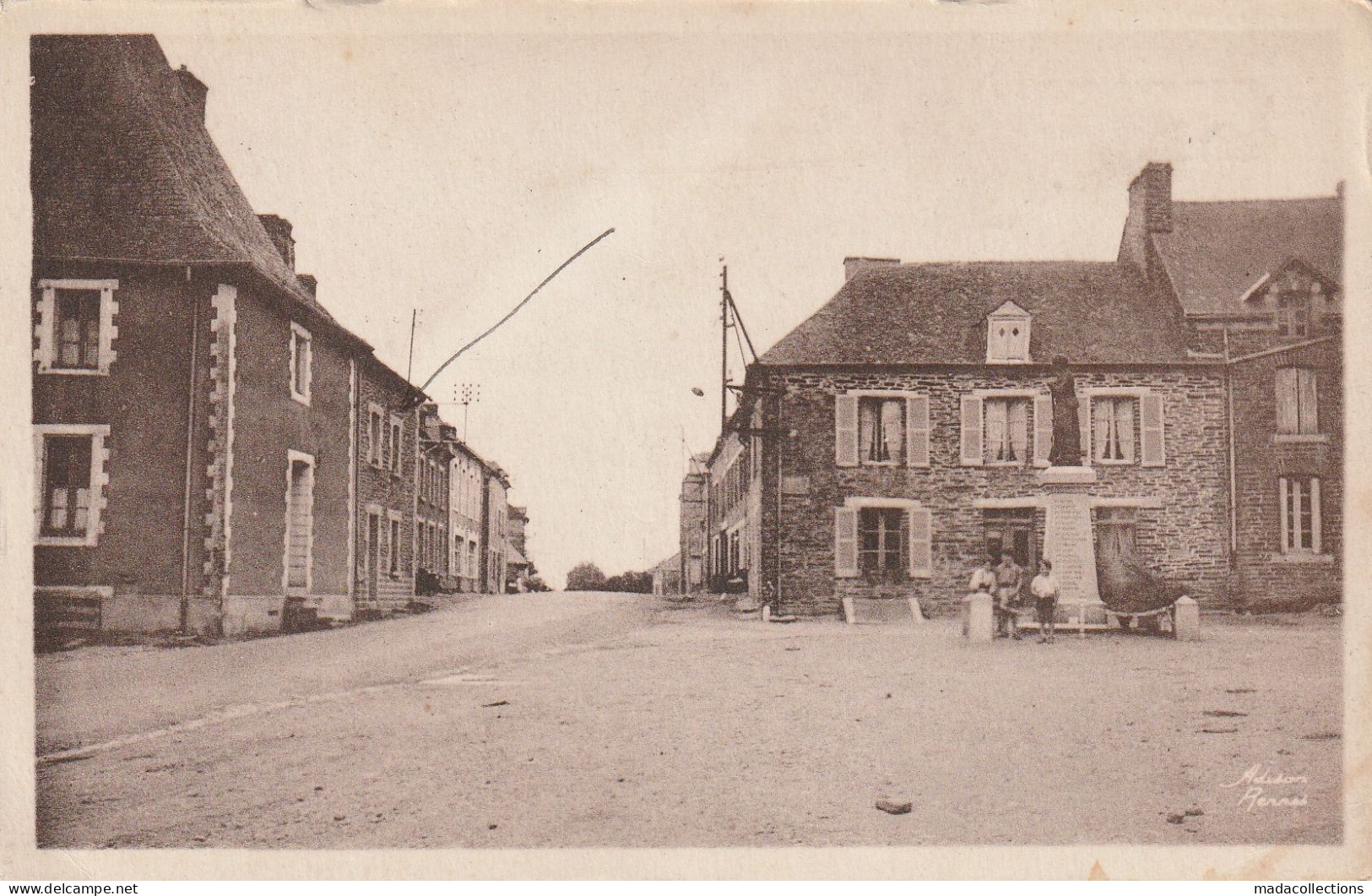 Beignon (56 - Morbihan)  La Place De L'Eglise Avec Le Monument Aux Morts - Otros & Sin Clasificación