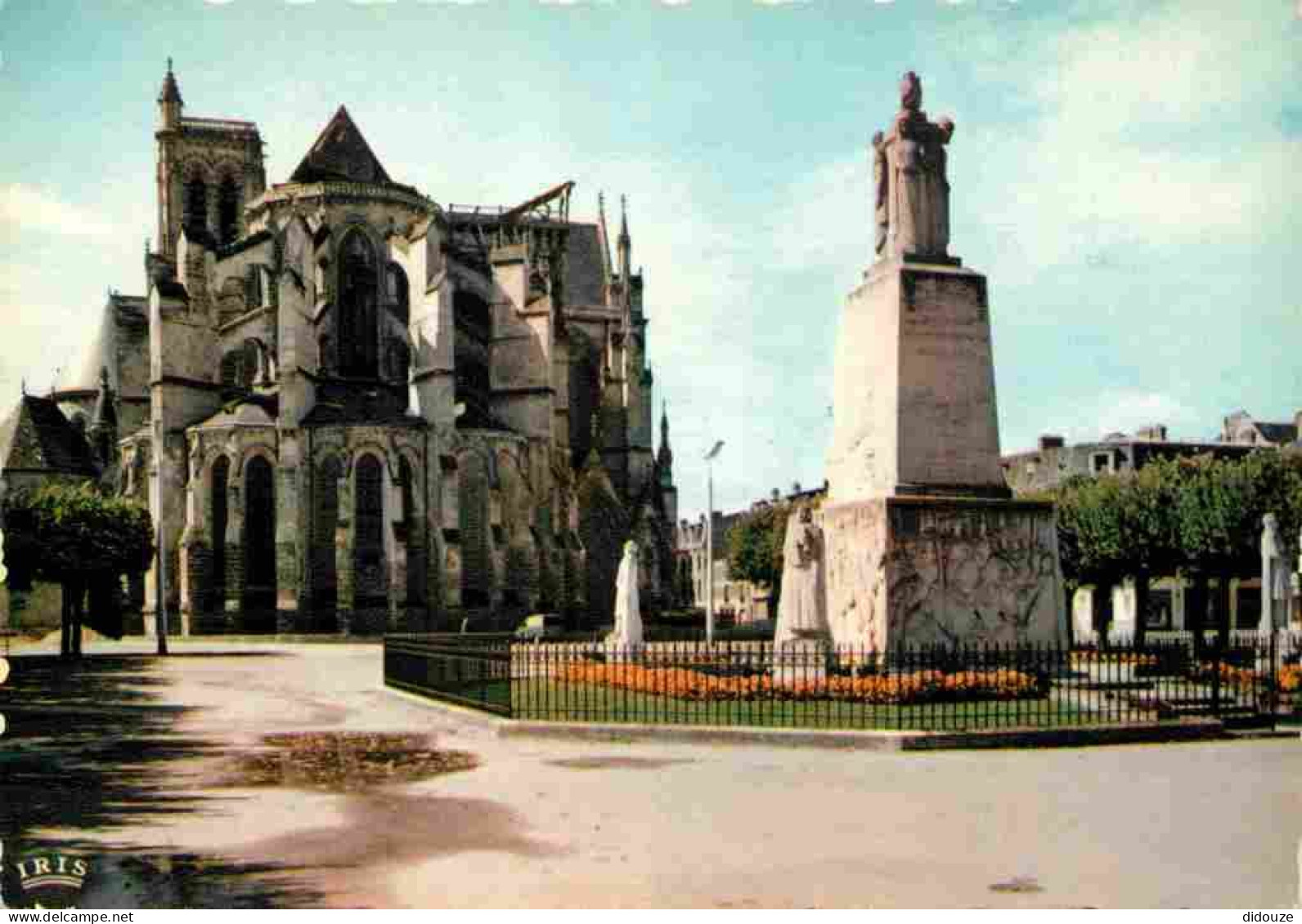 02 - Soissons - Cathédrale Saint Gervais Et Saint Protais - Le Monument Aux Morts - Carte Dentelée - CPSM Grand Format - - Soissons