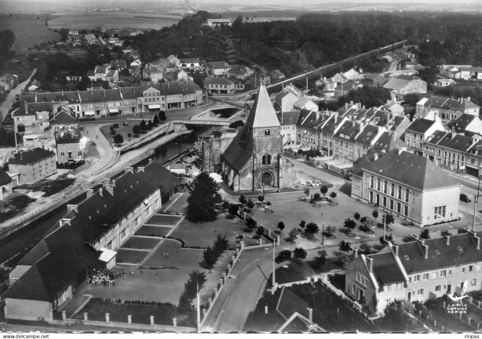 (08) LE CHESNE Vue Générale En Avion L'église La Mairie Groupe Scolaire 1957 (Ardennes ) - Sonstige & Ohne Zuordnung