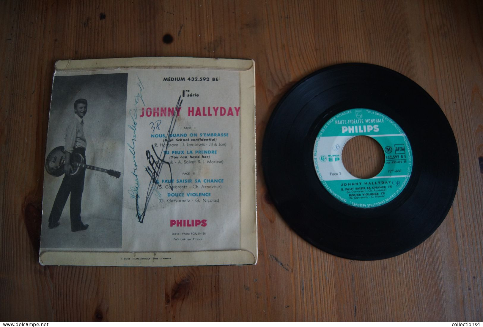 JOHNNY HALLYDAY DOUCE VIOLENCE EP 1961 VARIANTE  NOUS QUAND ON S EMBRASSE ENCADRE EN NOIR VALEUR+ - 45 T - Maxi-Single