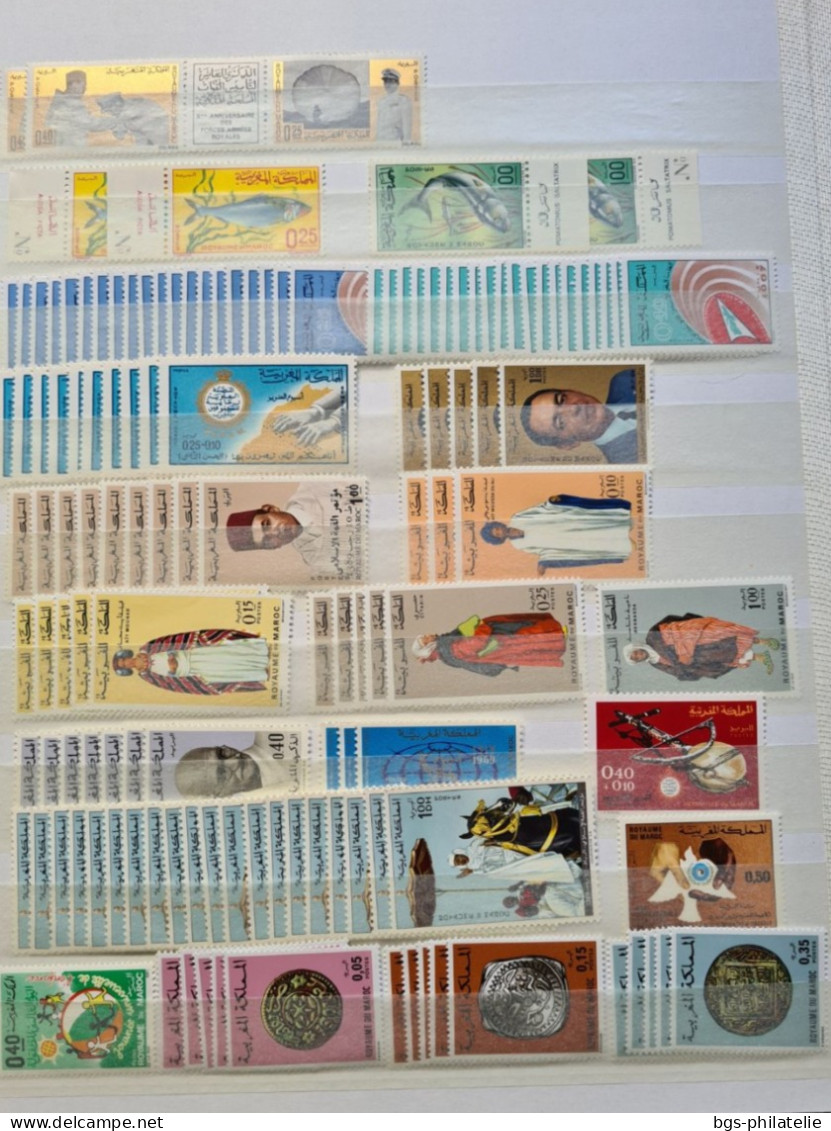 Stock de timbres neufs du Maroc.